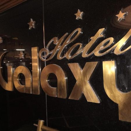 Hotel Galaxy Surat Exteriör bild