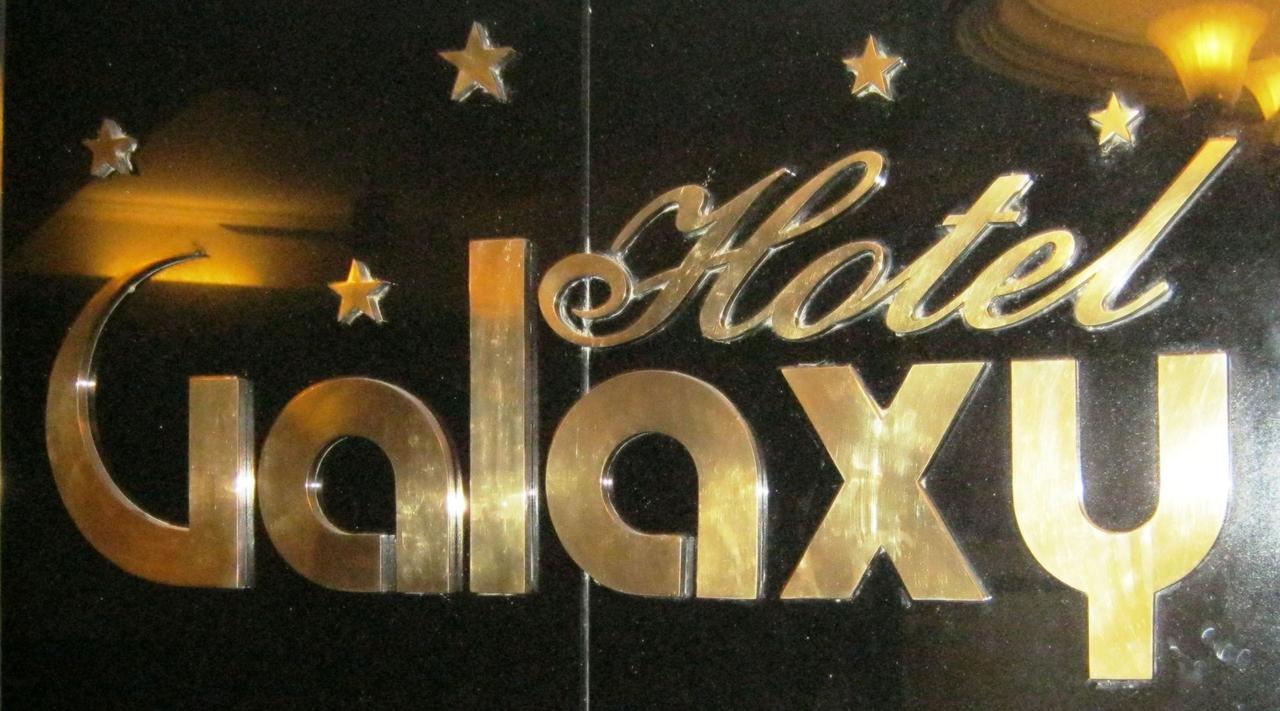 Hotel Galaxy Surat Exteriör bild